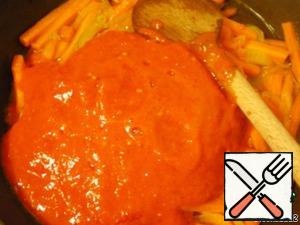 Then add in pan with vegetables the tomato sauce. Fry another 3-4 minutes.