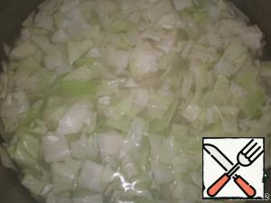 White cabbage cut into pieces. In the boiling broth put cabbage and cook for 15-20 minutes. If sauerkraut, it is first necessary to extinguish until soft and put into the broth together with beets.