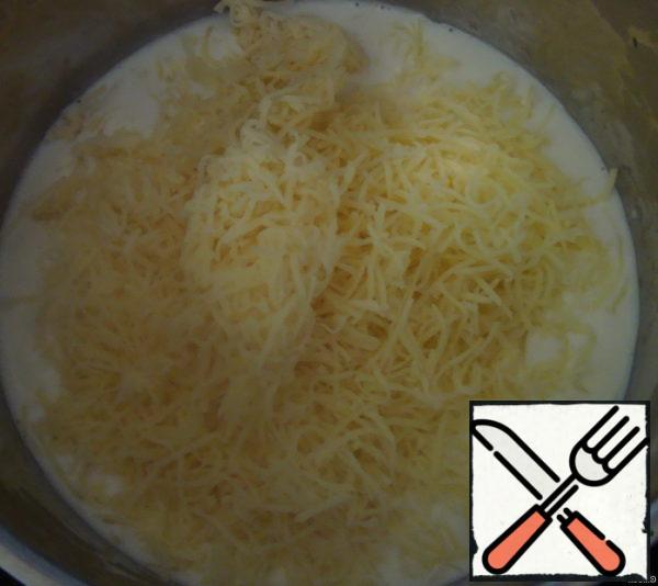 So, warm up the cream (you can replace it with milk), mix them with grated cheese.
Stir until the cheese melts.
