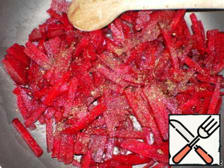 Cut the beetroot into thin strips, sprinkle with salt (lightly), add vinegar 1 tsp (lemon juice), sprinkle with ground pepper, simmer in an open pan until soft. Add the tomato.
