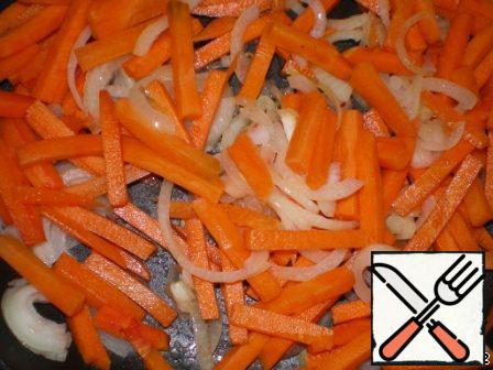 Onions, carrots, parsley root cut into strips and fry in vegetable oil (butter).