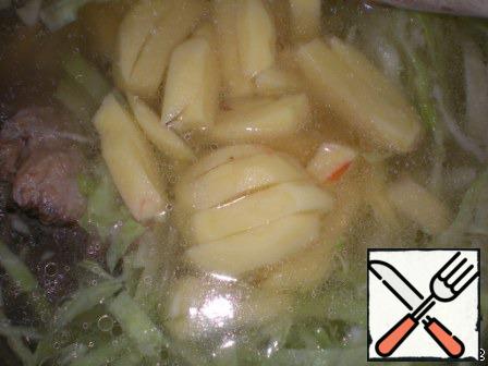 30 minutes before end of cooking the soup put the potatoes in it and the cabbage, cut into strips.