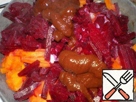 Grind onion and spread on a heated pan with oil, saute until soft. Meanwhile, boiled carrots and beets cut straw. Add to the skillet to fried onions and all sprinkle with lemon juice (or vinegar) Tomato paste, put in the vegetables, pepper and saute further for about 5-7 minutes.