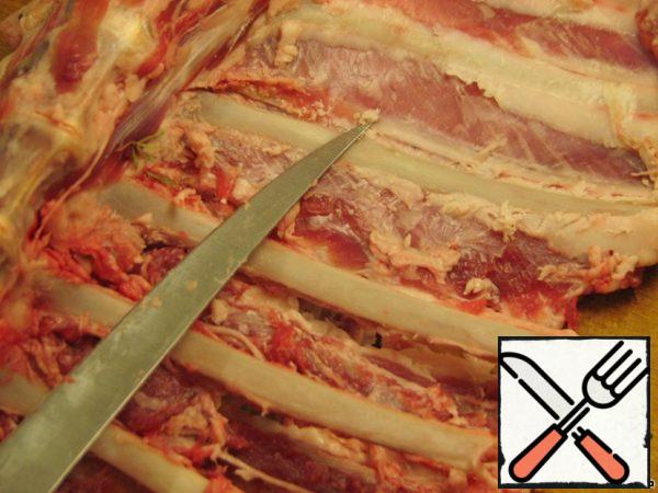 First of all, lamb should be thoroughly washed from the fragments of broken bones.
Then remove the excess fat and, if any, cartilage.
To make it easier to separate the meat from the bones, you need a knife to clean off of the ribs the film.
