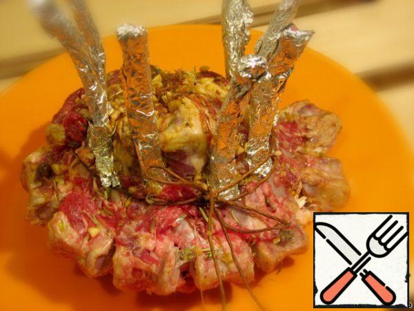 A layer of meat turn rolls, ribs formed in a "crown" tight bandaging harness. Bones need to wrap foil, not to burn.