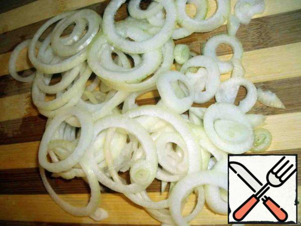 Cut the onion into rings.