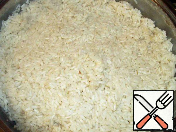 Leave the pan on low heat until tender - the rice should absorb the entire broth. Now we add our vegetables to the rice, mix well.
Add the cheese (grated on a grater), herbs, salt, pepper, mix and keep on low heat for 2 minutes.