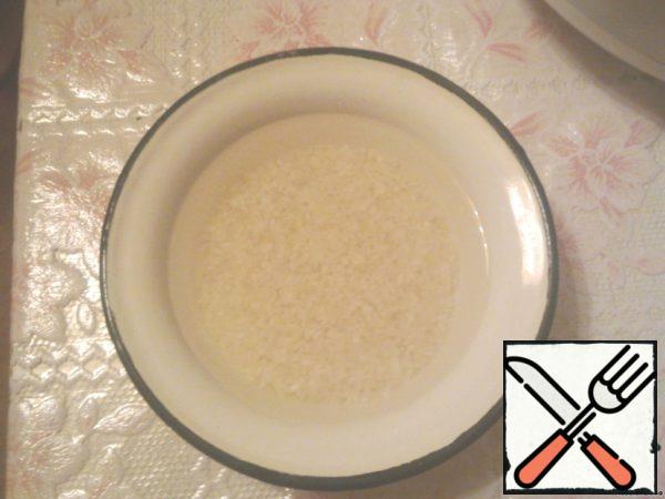 Rinse rice well until it is clean.