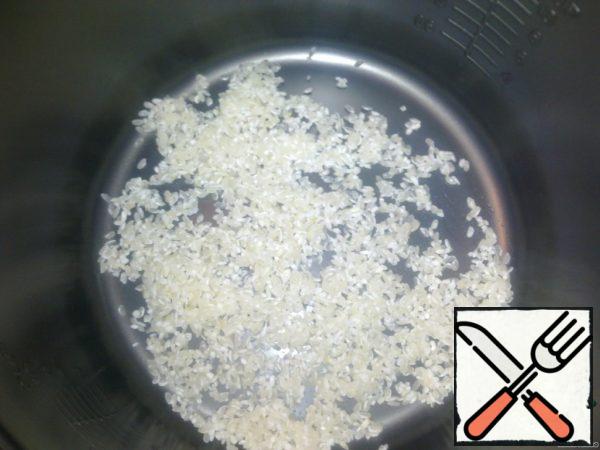 Put washed rice in a saucepan slow cooker. 