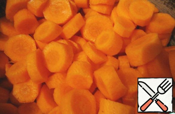 Cut into circles. Boil in salt water until ready (or just take boiled carrots and cut into slices).