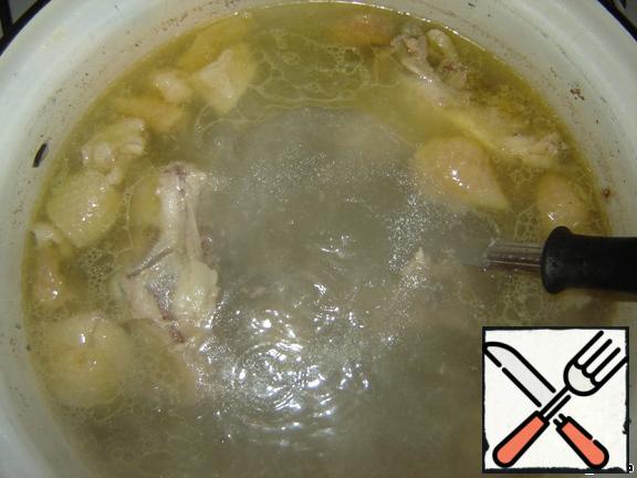 Chicken (or any other) meat cut into small pieces and cook it broth. Be sure not to forget to remove the foam from the broth.
Onions cut into small cubes.