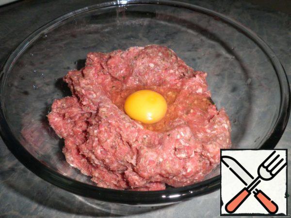 In minced meat, drive in one egg, salt, pepper and mix thoroughly.