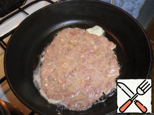 Then, also carefully shift it to a heated frying pan with a small amount of oil. A little trick-the plate should be flat, then the minced meat will easily "slip" off it to the pan and will not break. Therefore, it is better to add the egg from the Cup in portions, before each new pancake.