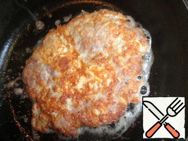 Make a frying pan under medium heat and fry Brizol on both sides. Please note that the fire should not be large, as the egg will burn, and the minced meat will not be fried. 