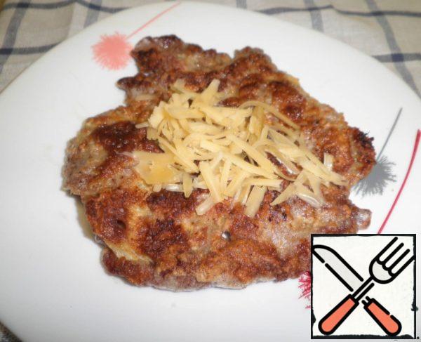 We transfer the finished fried brachioles to a plate and gently roll them into a roll.
In the middle of the rolls, you can pour, for example, cheese grated on a grater.