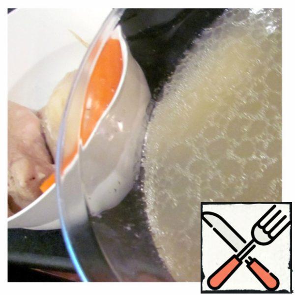 Take out the finished chicken, strain the broth into another container. I once again wash the frying pan where the chicken was cooked so that there were no flakes on it. Put the pan on the fire. I let the chicken cool down, remove the skin and divide the meat into small fibers. Sprinkle the broth a little so that it does not dry out.
