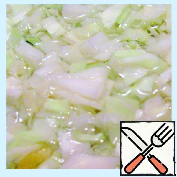 Cabbage I put in a separate saucepan, pour boiling water, put on fire, give to boil, remove and in 5 minutes pour through a colander. Cabbage put in a broth.