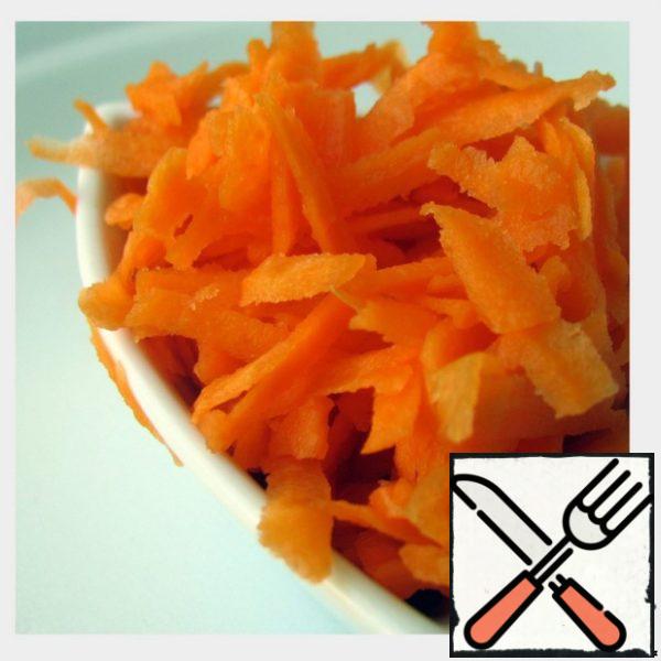Rub carrots. In a pan, on a piece of butter slightly fry carrots that to soak up the fat. Then add the chopped tomatoes and boil on low heat for 2-3 minutes, stirring occasionally.