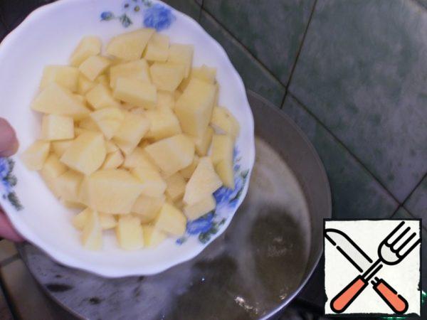In boiling broth add potatoes. Cook for 5 minutes.