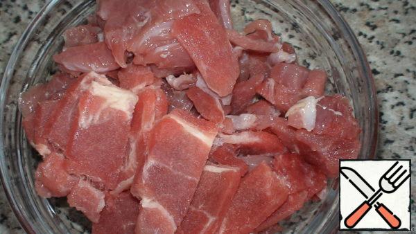It is better to freeze the meat for easier cutting, we need fresh meat, so that it can be quickly brought to readiness.
Cut thin squares or rectangles 2x2 cm.