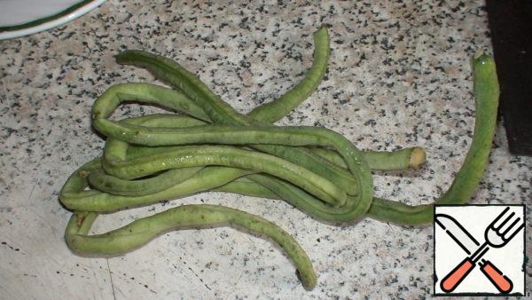 We take a couple of pods to Beans. Cut into 2 cm in length.