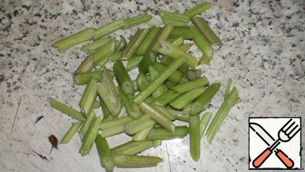 We will use only the celery stalks and cut them by 2 cm.
Celery is a must-have ingredient!!!