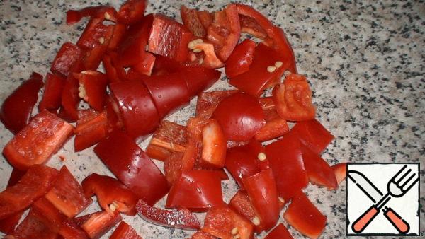 Bulgarian pepper cut into small squares. Cut the onions in half and along. 