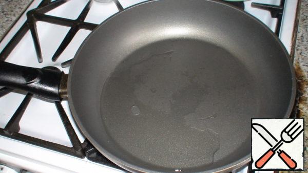 Take frying pan suitable.
Put on fire with 4 tablespoons of oil and heat.