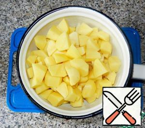 Clean and wash potatoes, pour cold water, cut into cubes before sending in the broth.
