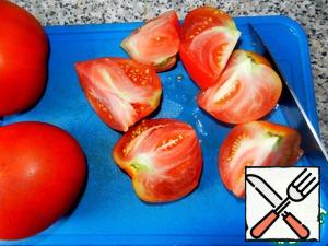 Prepare the tomato sauce. That's one of my secrets. When there are fresh tomatoes, I make them into dressing for borscht. Ripe, soft tomatoes cut into 4 parts, send in a saucepan, add a little water (about 100 grams) and stew for about 5 minutes until the skin begins to lag.