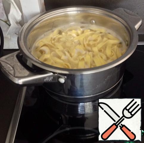 Boil the pasta and then cover them with the obtained sauce.
Very tasty for gourmets.