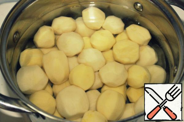 Boil the potatoes (preferably young), not cutting, cooking round.