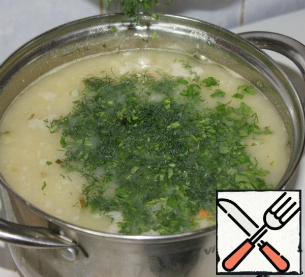 Next, pour the dill and parsley. Add 1 tbsp sour cream, Bay leaf, Salt to taste. Borscht should be cook in a minimum fire it should not "boil". At this time, lightly fry the green onions and season them borscht. Turn off the oven and let stand.