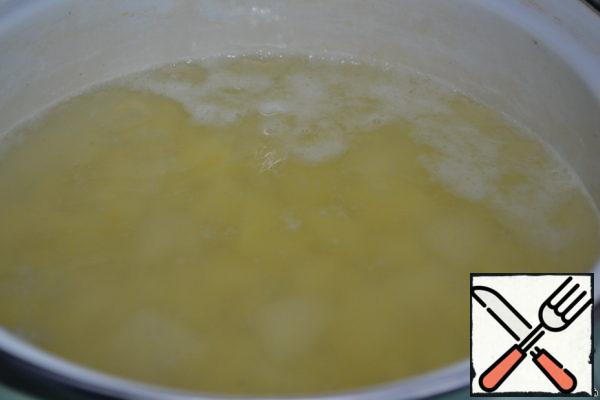 In boiled water put the potatoes, cook until soft.
