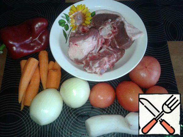 Wash vegetables, peel them. Meat wash, dry with a napkin.