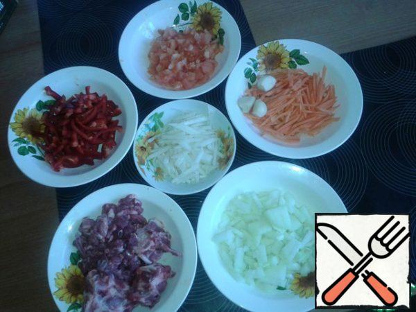 Meat separate from the bones and finely chop. Chop up the vegetables: bell pepper, carrot and radish rub, onion - cut dice, we scald tomatoes, remove the peel and also cut cube.
