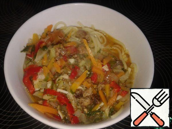 Boil the noodles, rinse them well and send them to the plate. Pour the gravy on top, grabbing the meat and vegetables.