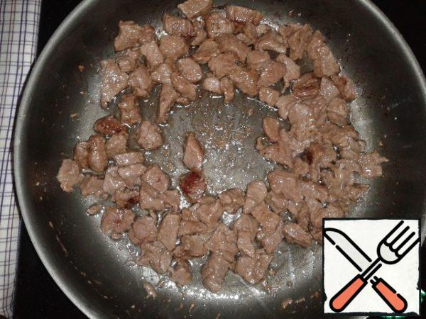 Place in a deep frying pan and fry in vegetable oil for 20 minutes.
The meat should be ruddy in color, as in the picture.