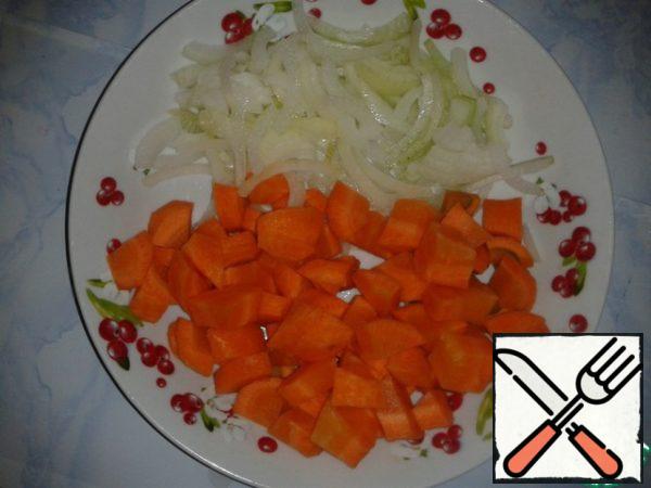 While the meat is roasting, prepare onions and carrots.
Onions cut into half rings, carrots squares.