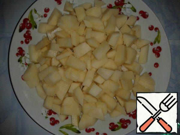 Meanwhile, clean the potatoes. Cut into cubes.