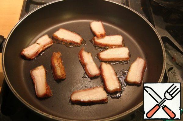 Cut the lard into rather large pieces and fry.