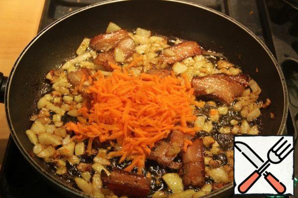 When the onion is slightly browned, add the carrots, grated on a coarse grater.
