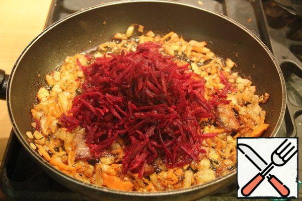 Fry the carrots for 2-3 minutes and add the beetroot grated on a large grater. Fry on pan about 5-7 minutes.