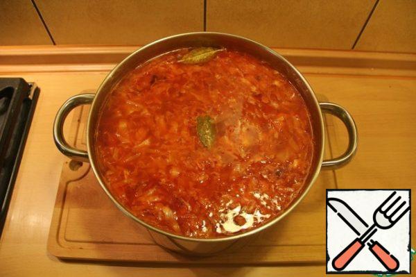 When the borscht cools down, we put it in the refrigerator overnight. It acquires its full flavor and aroma the next day.