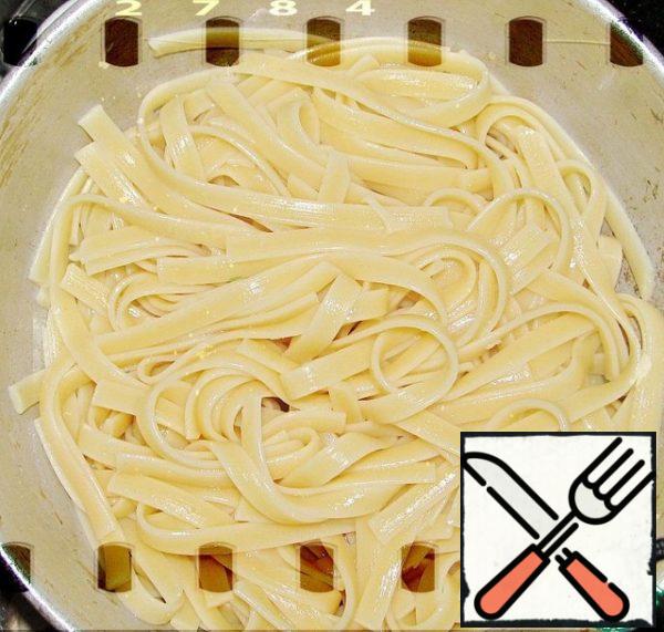 Boil noodles in salted water and colander under cold water. Noodles pour the boiling water, drain off water. And pour the sauce. Bon appetit.