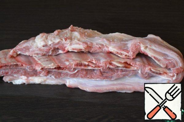 We will need 1 kg of beef ribs, we will cook them in a multivark VITEK VT - 4200.
