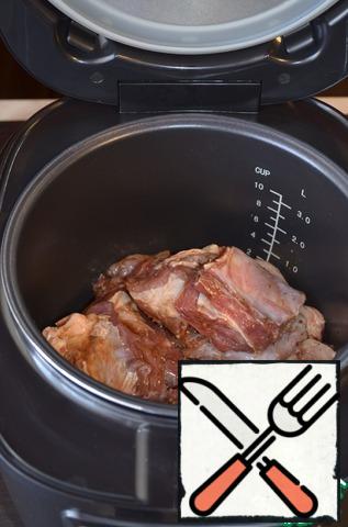 Put marinated ribs in a bowl slow cooker.