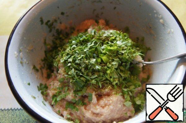 Finely chop the greens and add to the minced meat. Put the filling in the refrigerator for 20 minutes.

