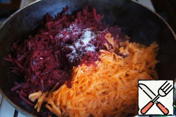 In a saucepan heat the tablespoon of vegetable oil, put the carrots with beets, pour the lemon juice and add sugar. Fry the vegetables until soft, then pour a little water and stew.