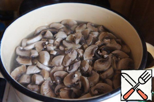 While the casserole is being prepared, lower the potatoes into the boiling broth, bring to a boil, add the mushrooms, bring to a boil again and cook over low heat for 10 minutes.
